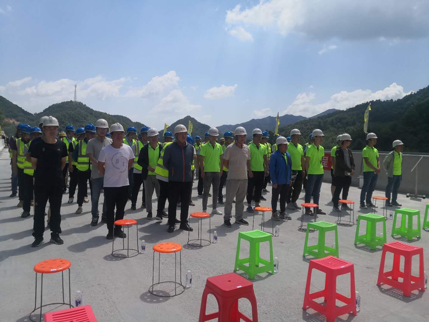 监理公司郑西高速尧栾段项目“白云山隧道”全线贯通
