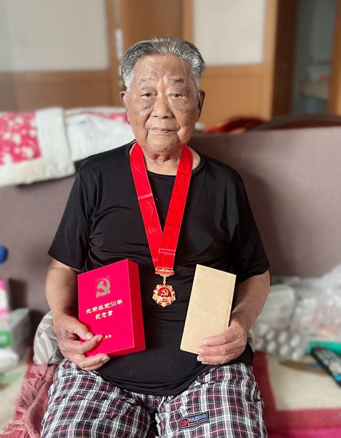公司领导看望慰问老党员并颁发“光荣在党50年”纪念章