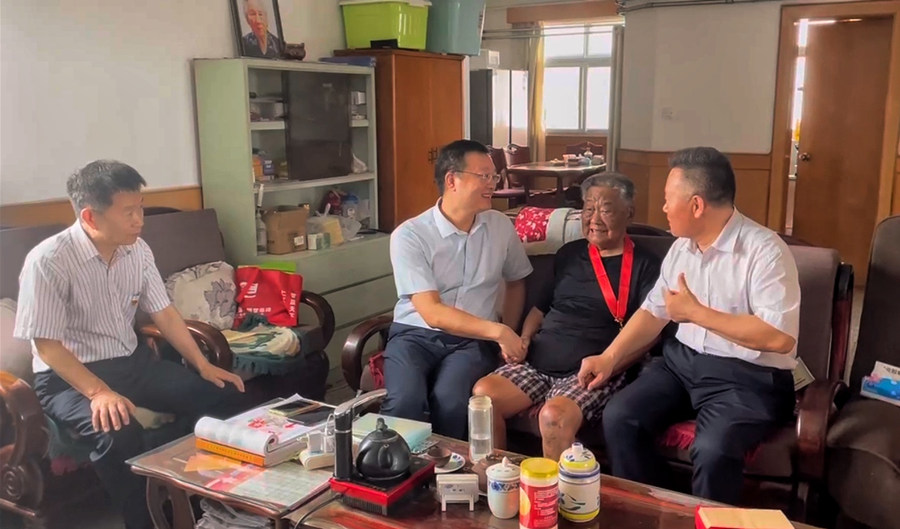 公司领导看望慰问老党员并颁发“光荣在党50年”纪念章