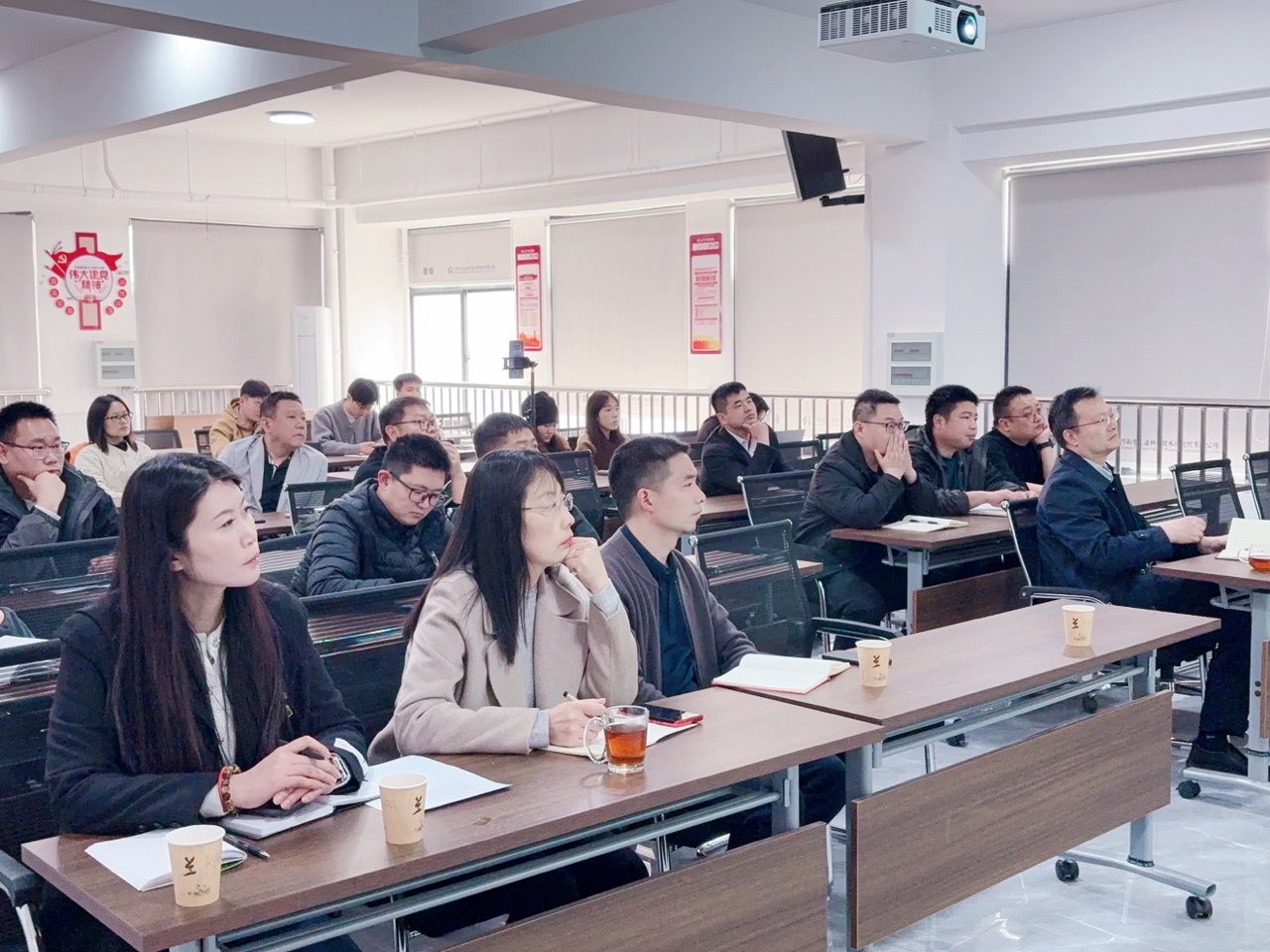 长江学者乔丕忠教授到我公司开展“智能压电模块设计及在混凝土结构健康检测的应用”学术交流