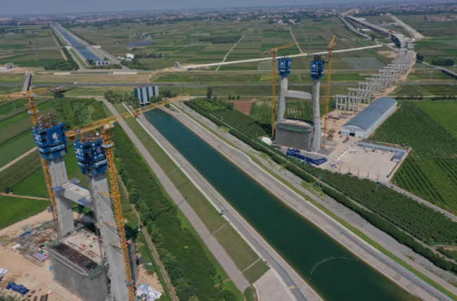 提前45天完成任务 焦作在建高速公路特大桥主塔封顶 QQ截图20241030085302.png