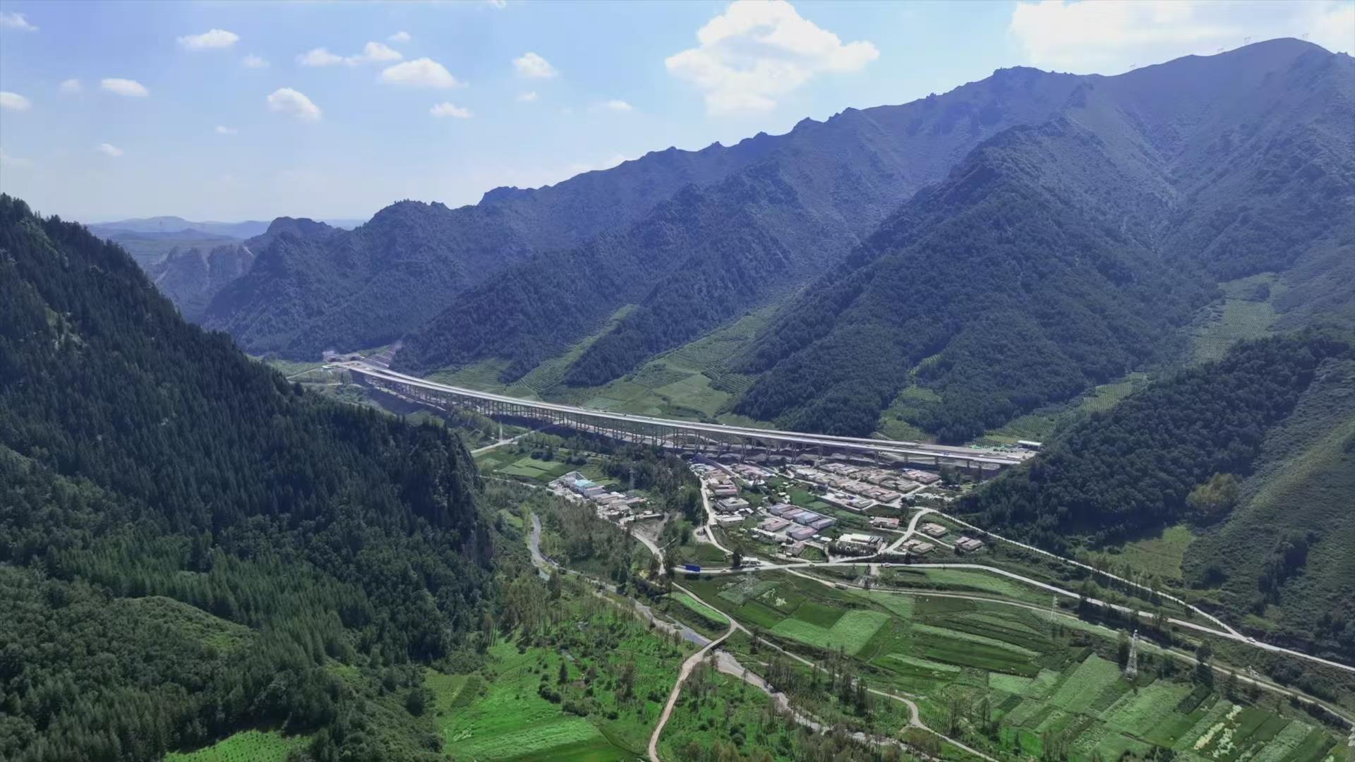 青海加西公路二标中建段通车运营