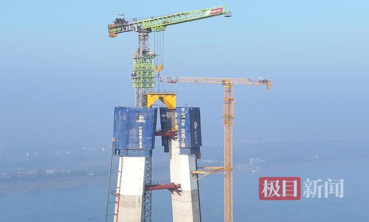 世界最大跨度公路斜拉桥观音寺长江大桥北岸主塔首块钢横梁系板吊装