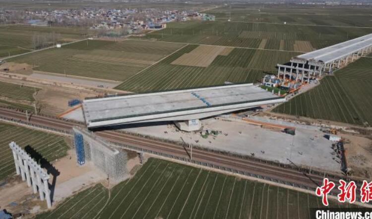 河南安罗高速上跨新兖铁路特大桥转体完成