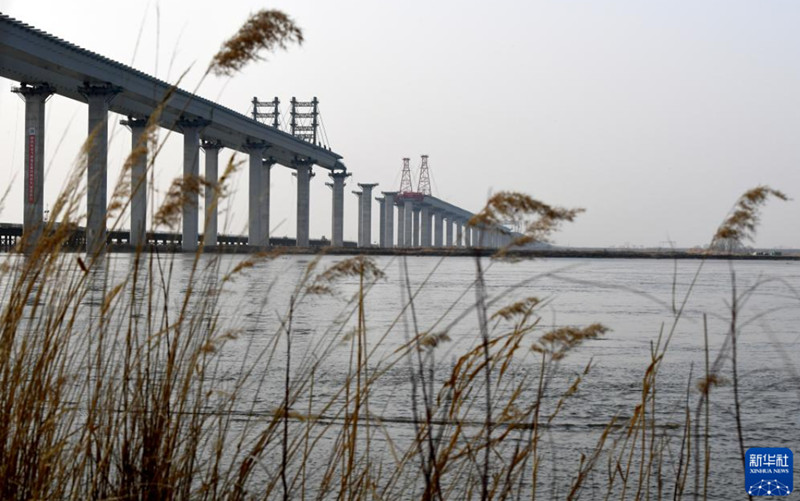 河南焦平高速公路跨黄河特大桥加紧建设