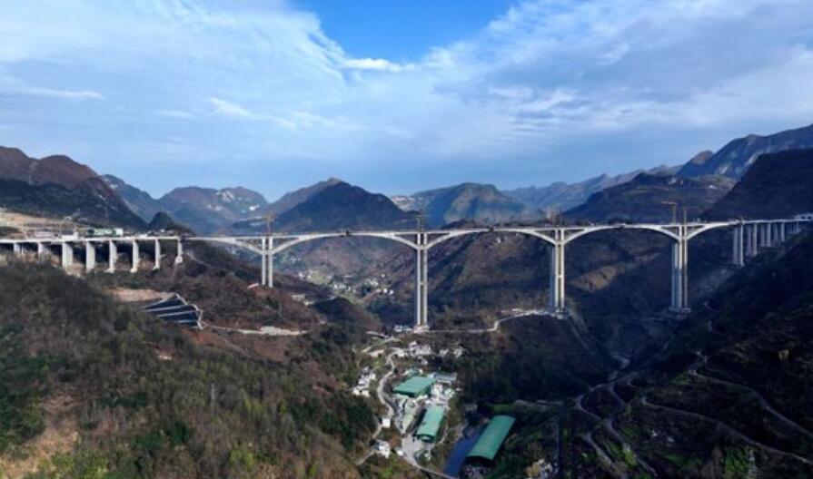 纳晴高速六枝大桥顺利完成首个边跨合龙