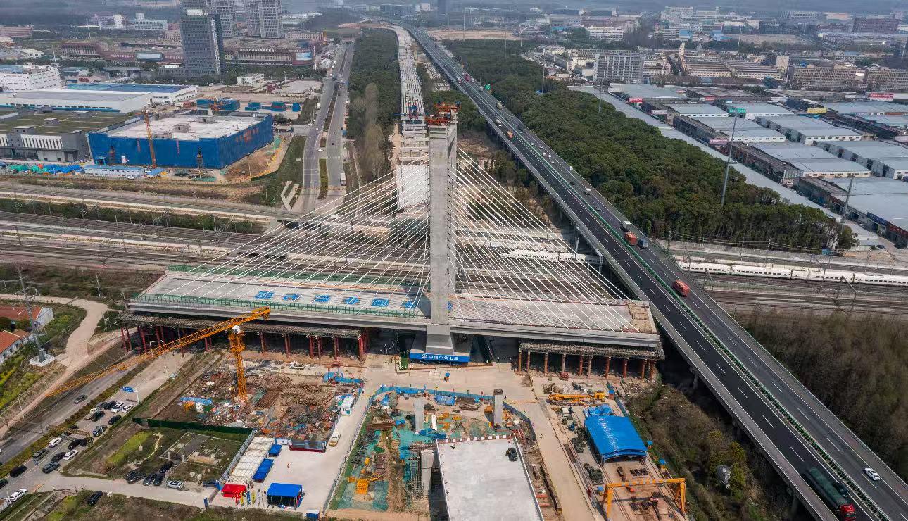 京港澳高速湖北北段改扩建项目铁路交叉工程全部完工
