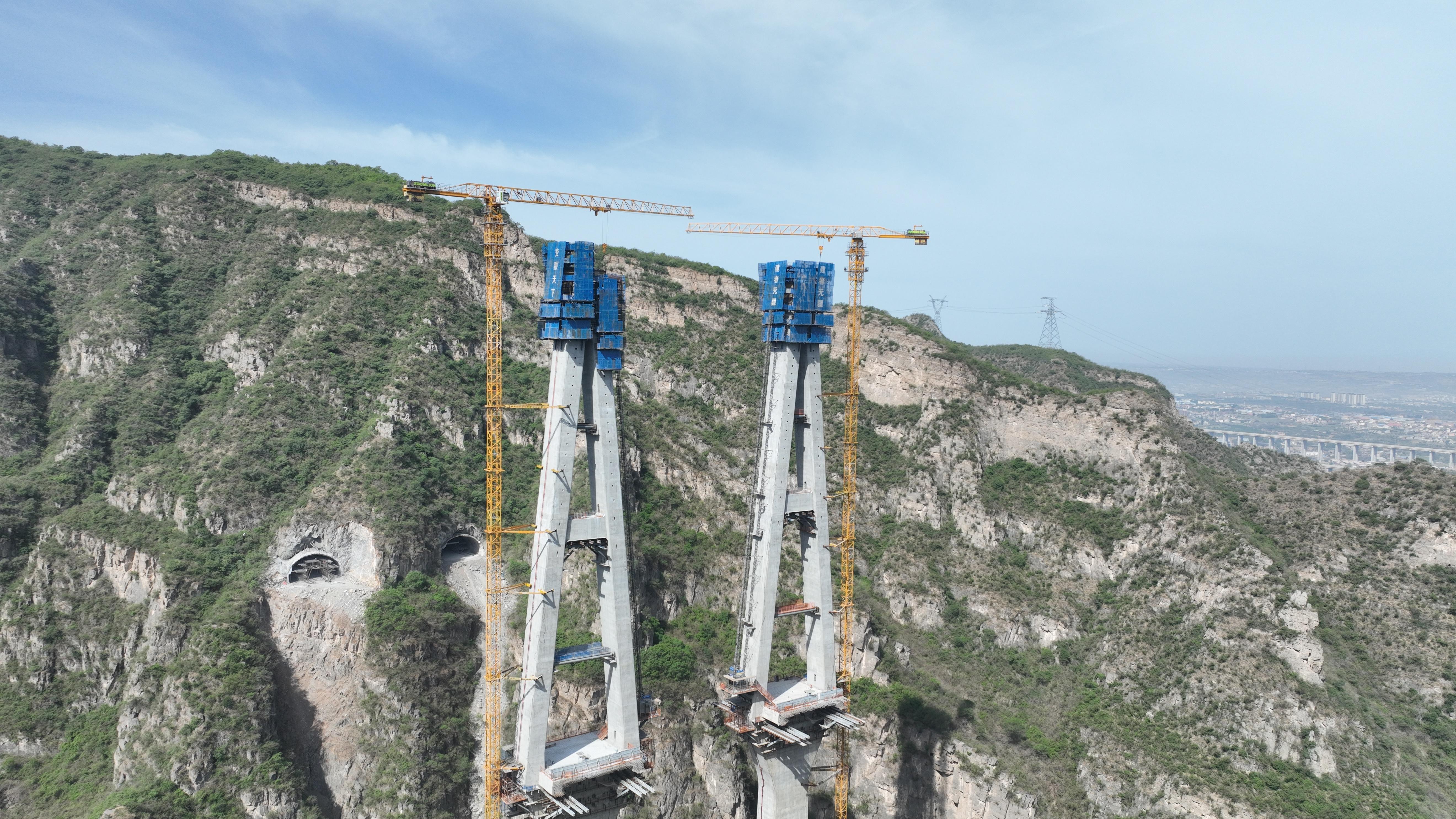 郑州至洛阳高速公路项目后寺河特大桥左幅1号主塔顺利封顶(定稿)(1).jpg