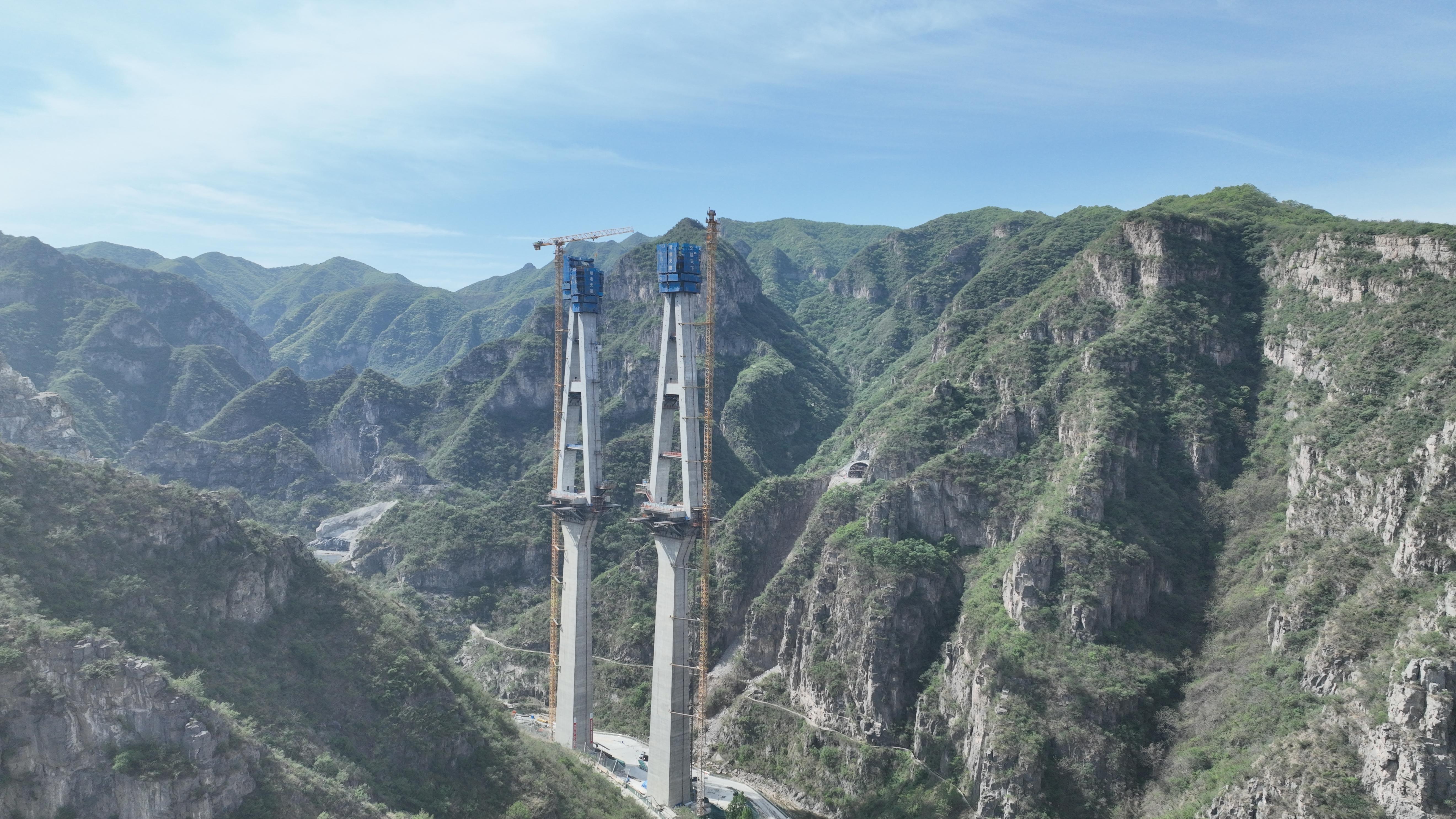 郑州至洛阳高速公路项目后寺河特大桥左幅1号主塔顺利封顶(定稿)(2).jpg