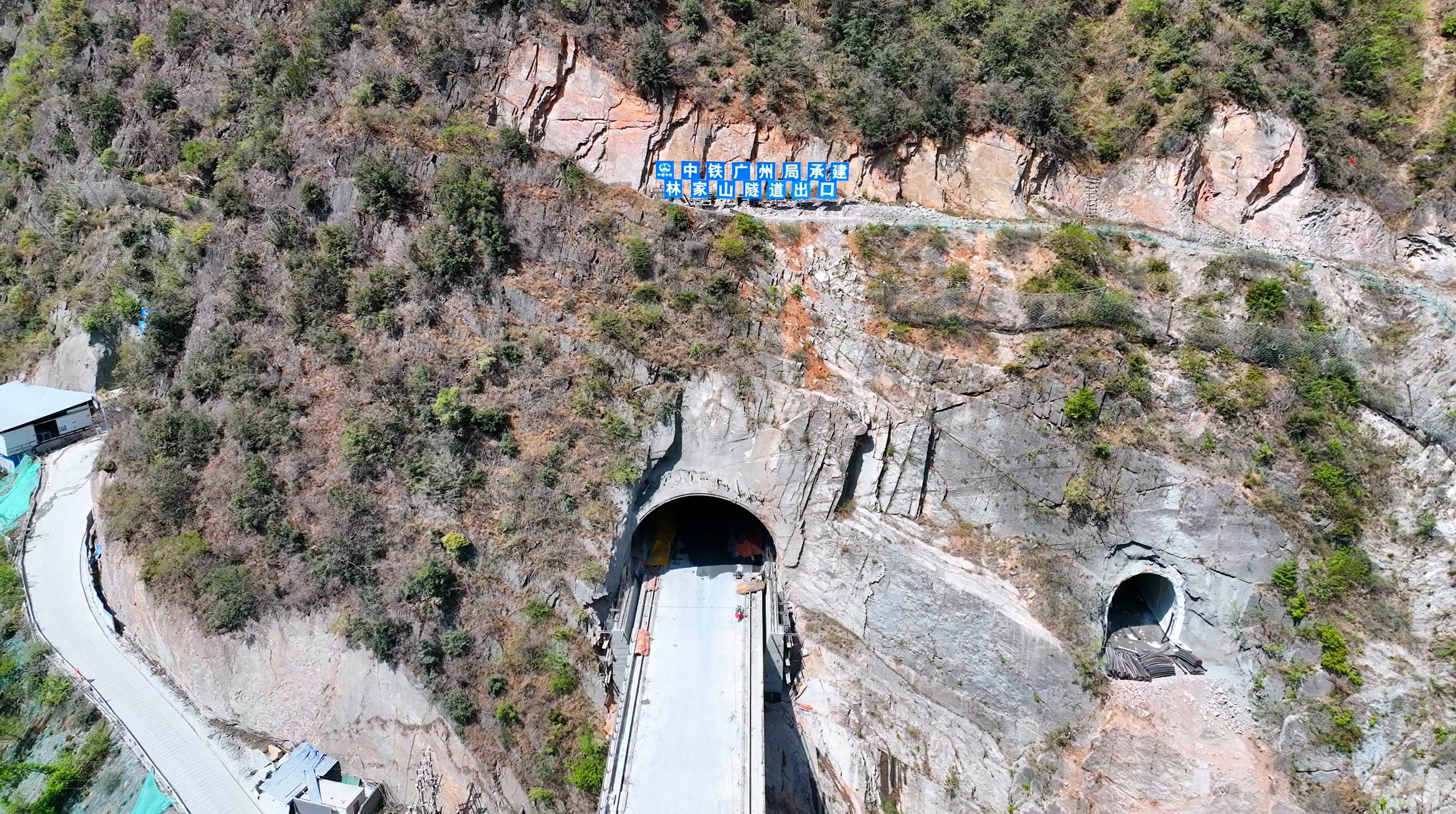 图为中铁广州工程局承建的林家山隧道出口.jpg