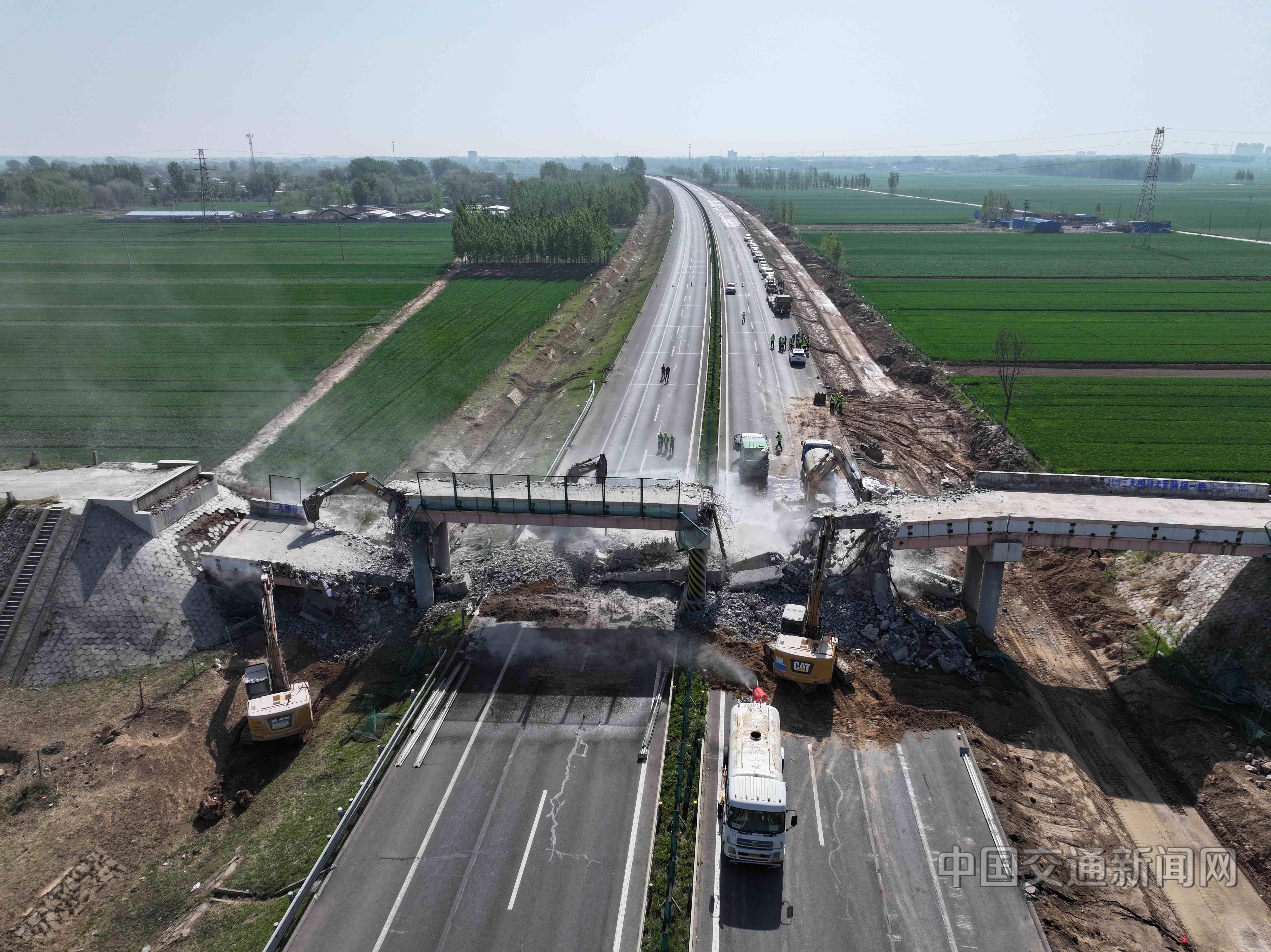 衡德高速公路改扩建工程首座天桥拆除