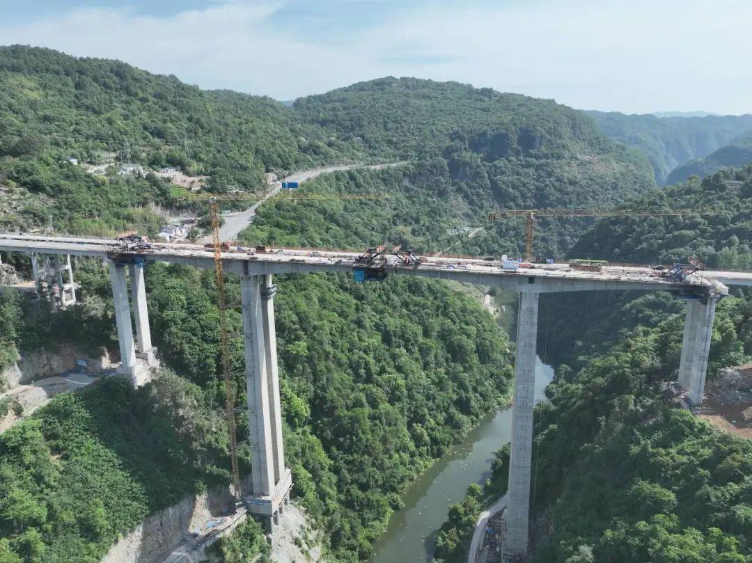 宜来高速渔洋河大桥5号墩左幅边跨顺利合龙