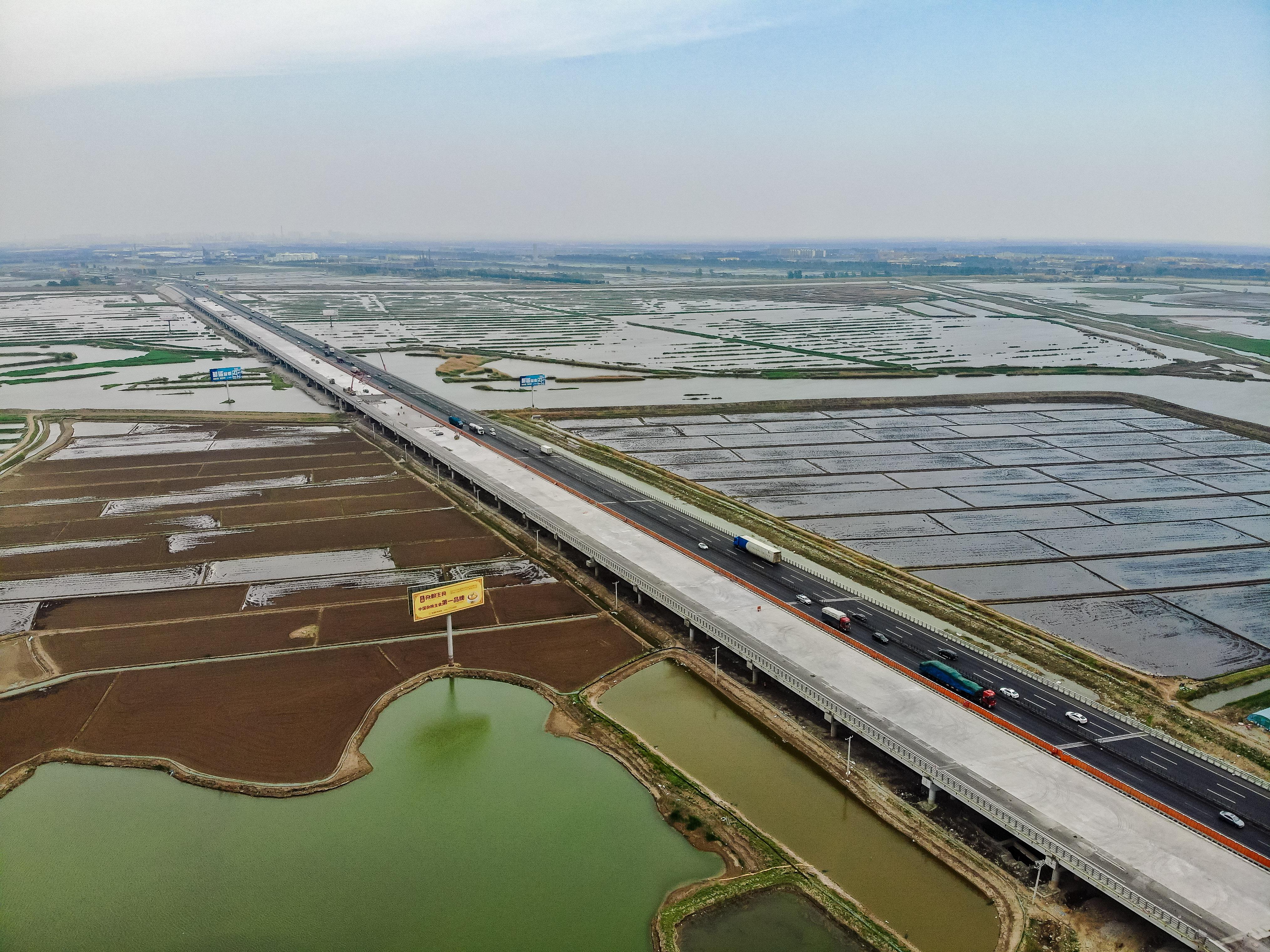 京哈高速改扩建绕阳河特大桥桥面铺装完成.jpg