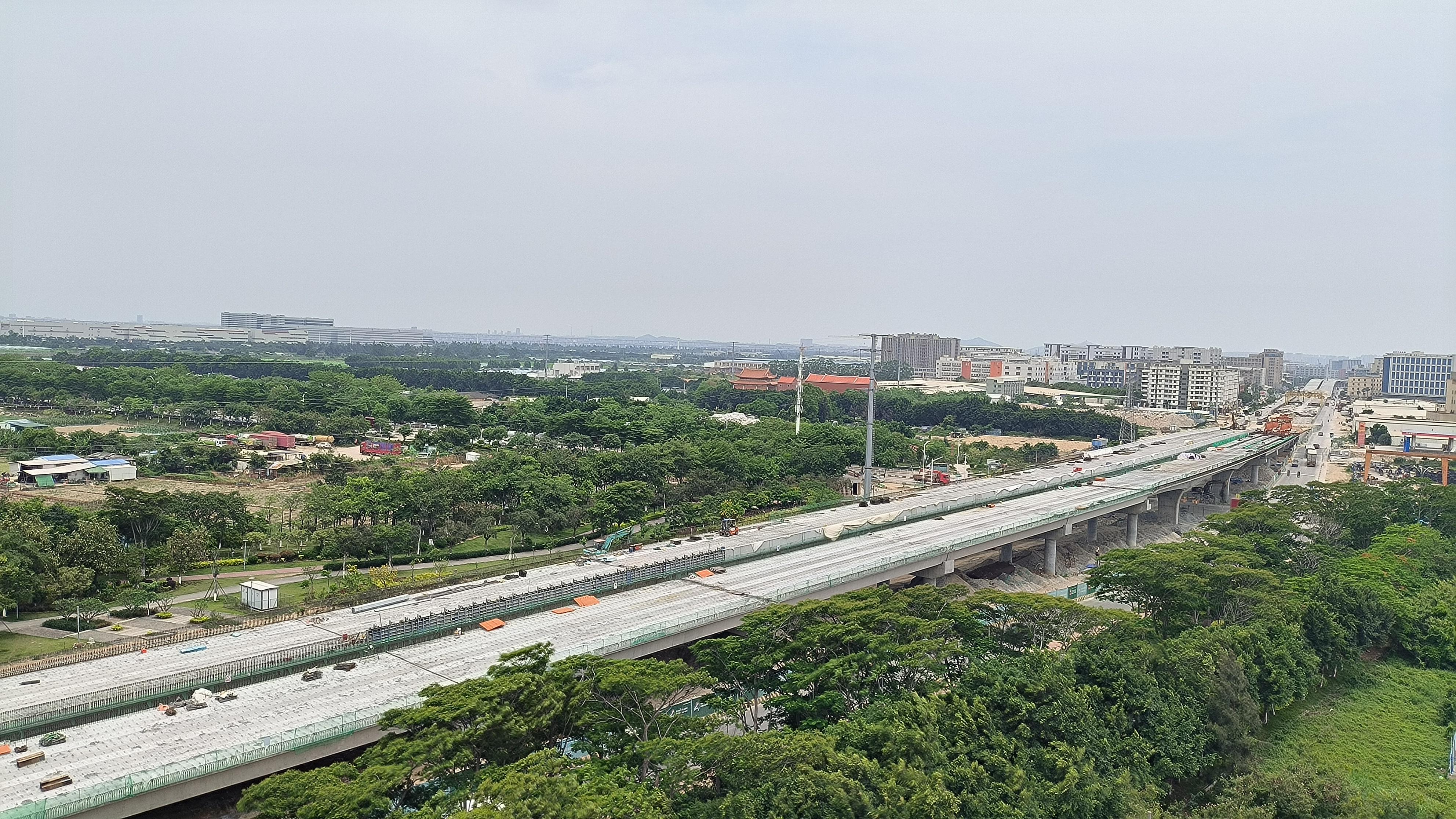 鹏青路跨线桥顺利贯通