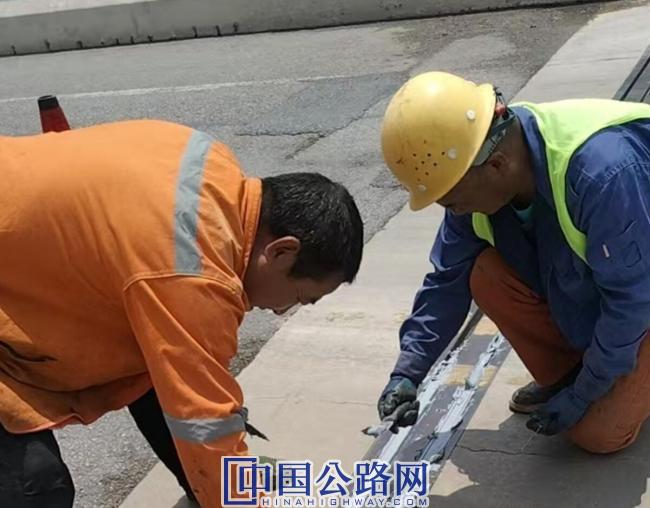 西峰公路段应用新材料高效维修马头坡大桥伸缩缝