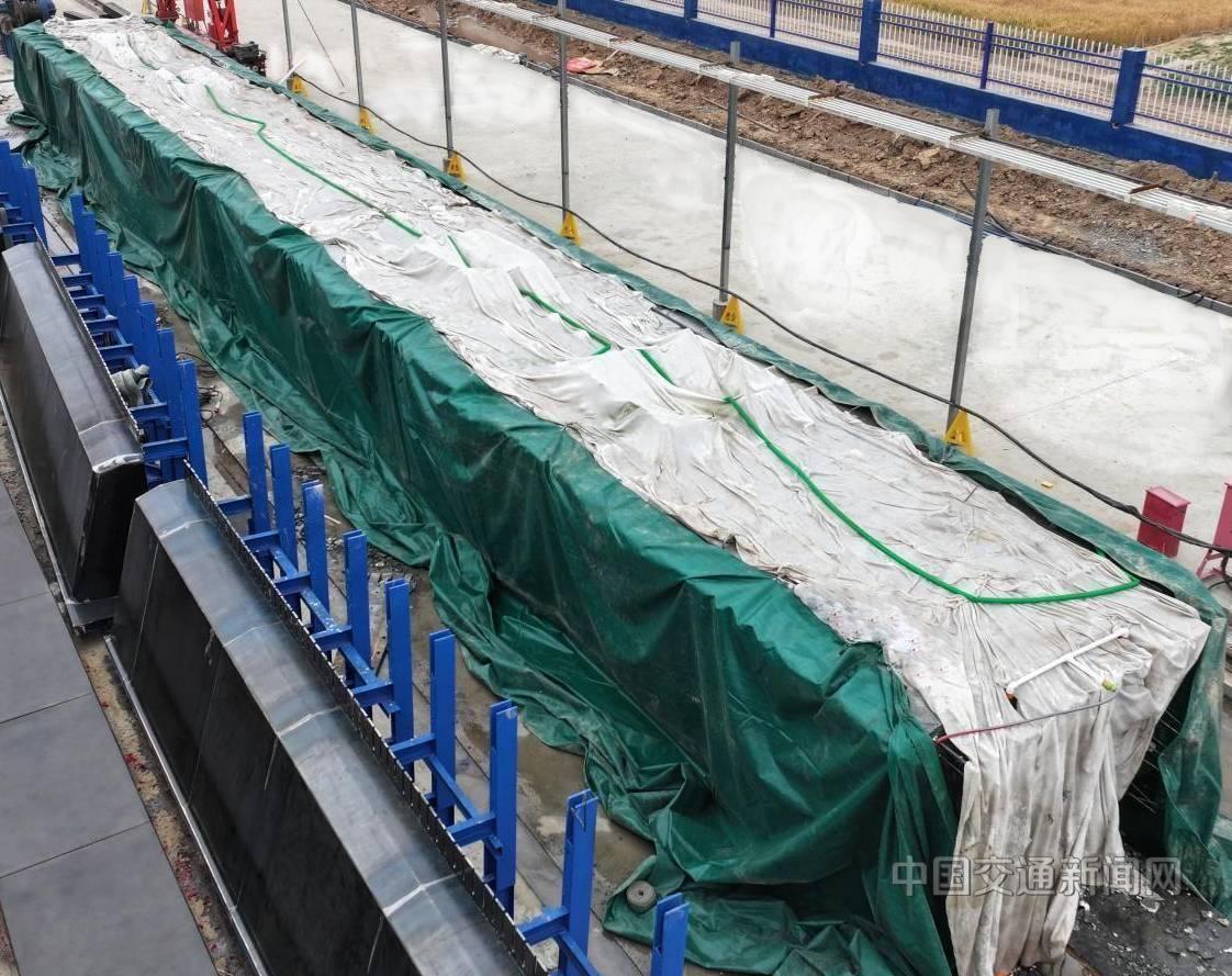 衡德高速改扩建项目龙华综合场站成功完成首片箱梁预制