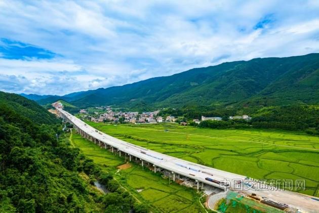 湖南零道高速公路项目尚仁里特大桥顺利贯通