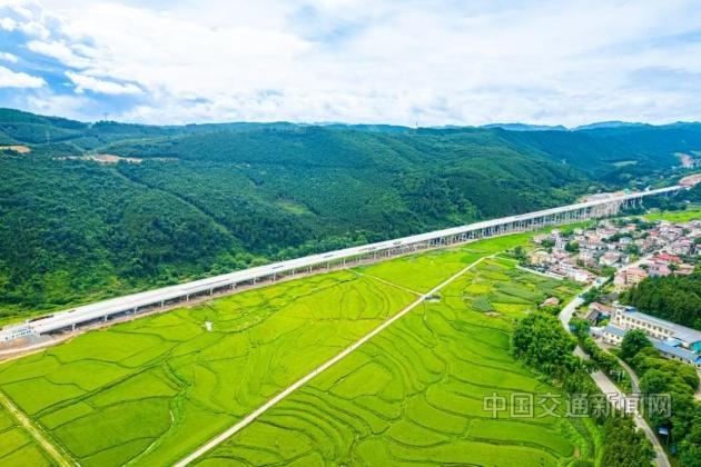 湖南零道高速公路项目尚仁里特大桥顺利贯通