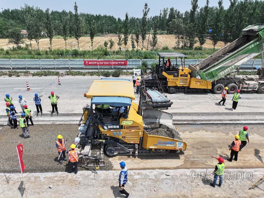 衡德高速改扩建工程水泥稳定碎石底基层试验路成功摊铺