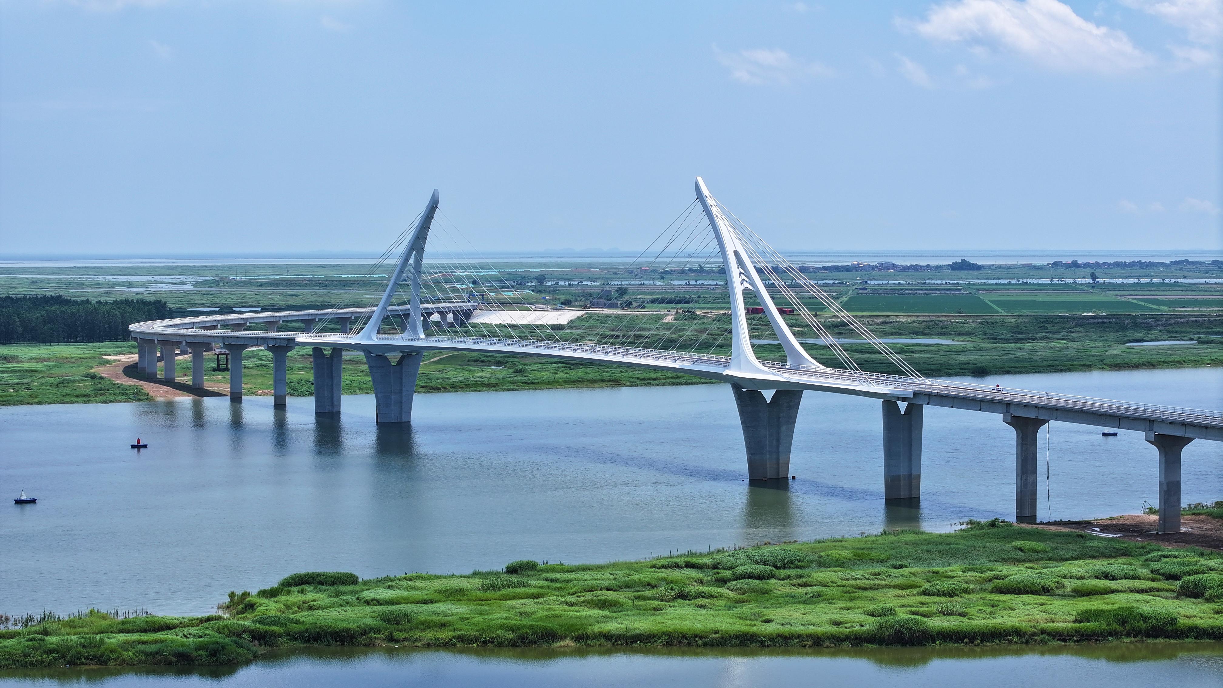 鄱阳湖旅游公路桥梁工程主体完工