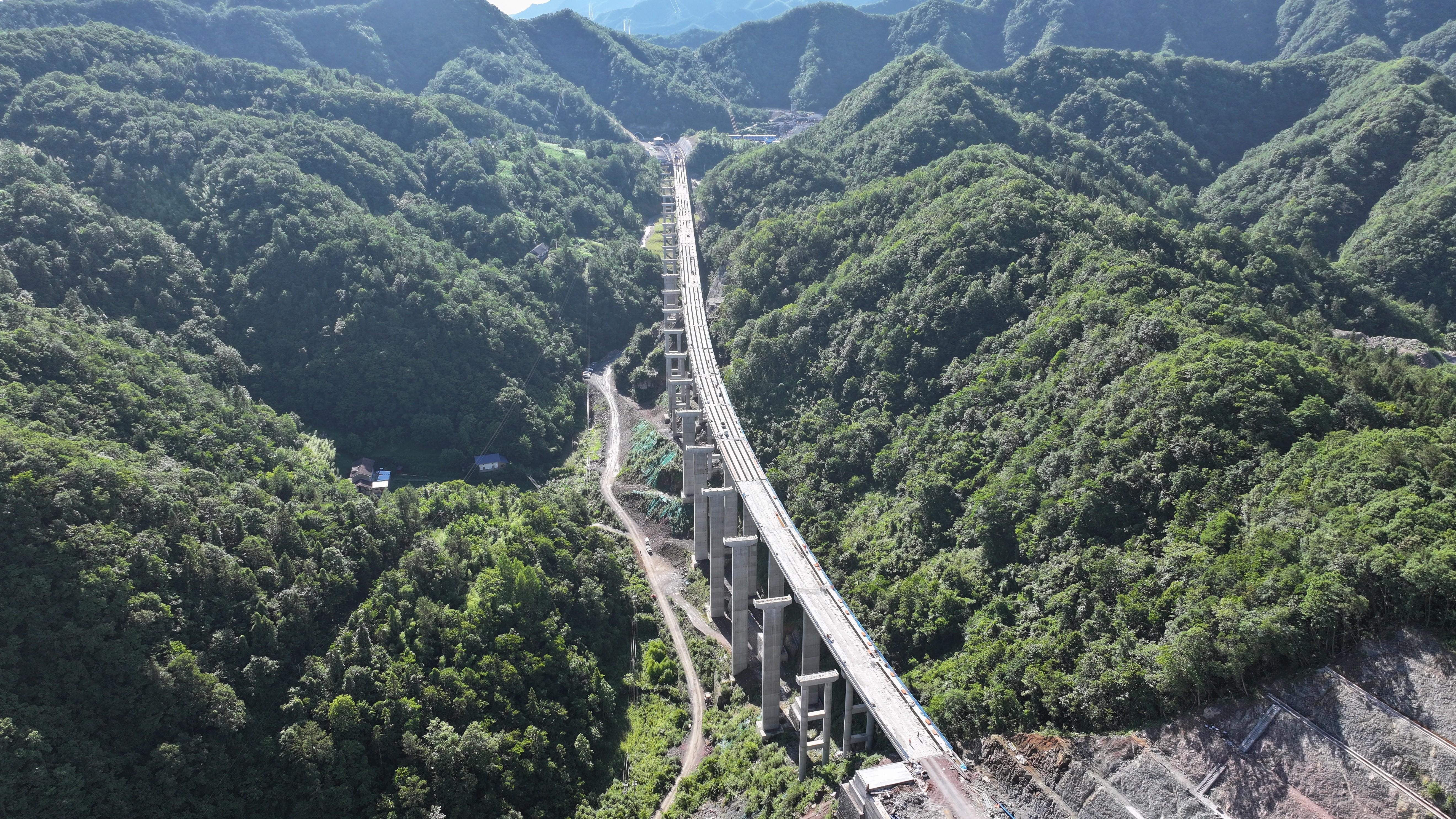 宜来高速秦家湾大桥左幅预制T梁架设全部完成