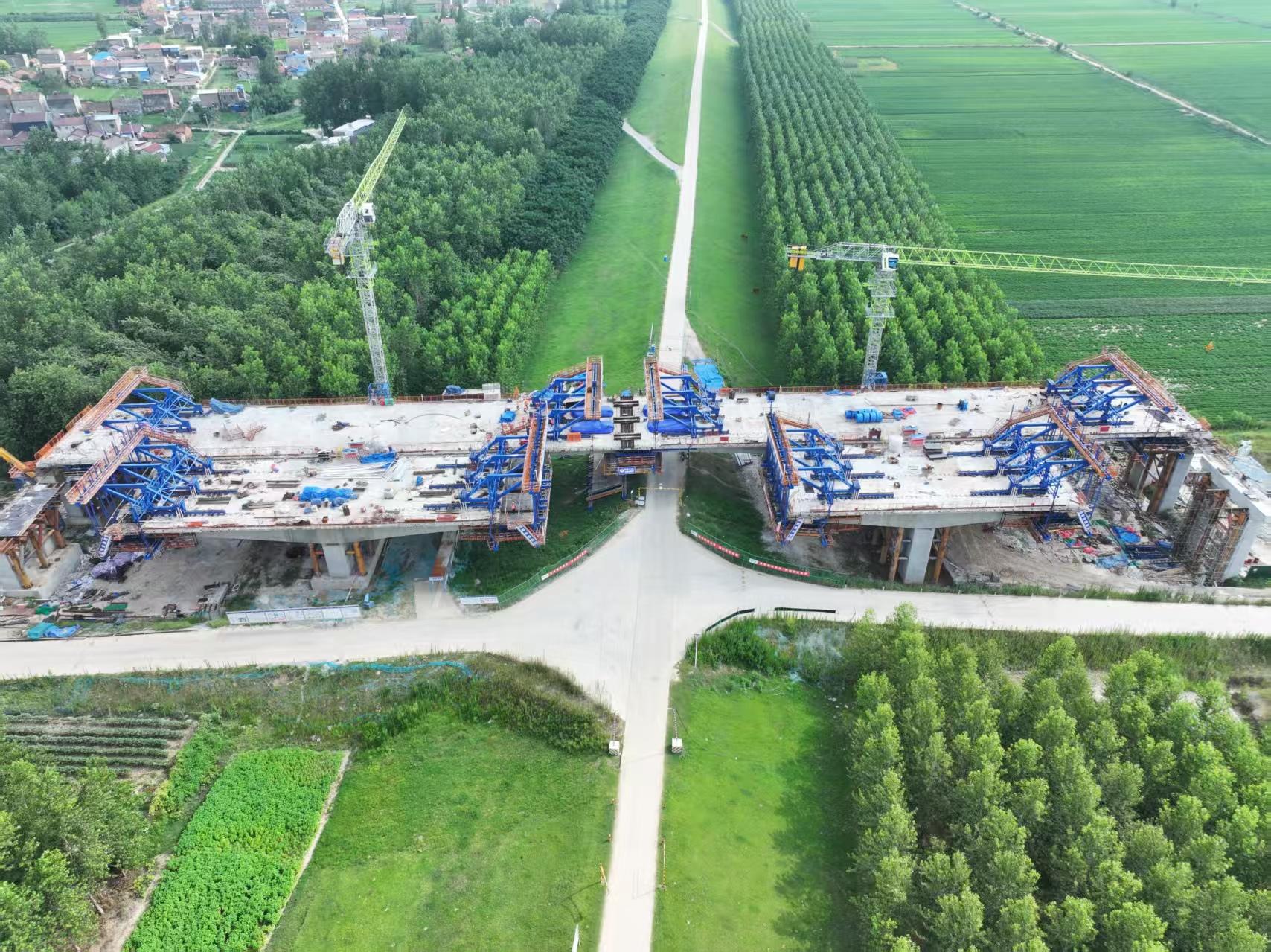 武荆宜高速东跨堤桥中跨合龙