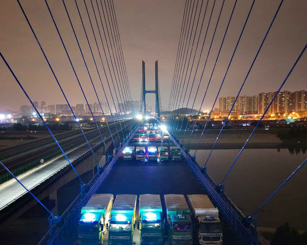 力扛千吨完成“终极体检” 京港澳汉江特大桥顺利通过荷载试验 力扛千吨完成“终极体检” 京港澳汉江特大桥顺利通过荷载试验