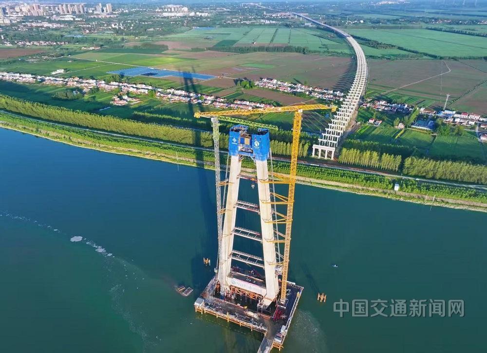 湖北武荆宜高速公路汉江特大桥主塔上横梁首次浇筑完成