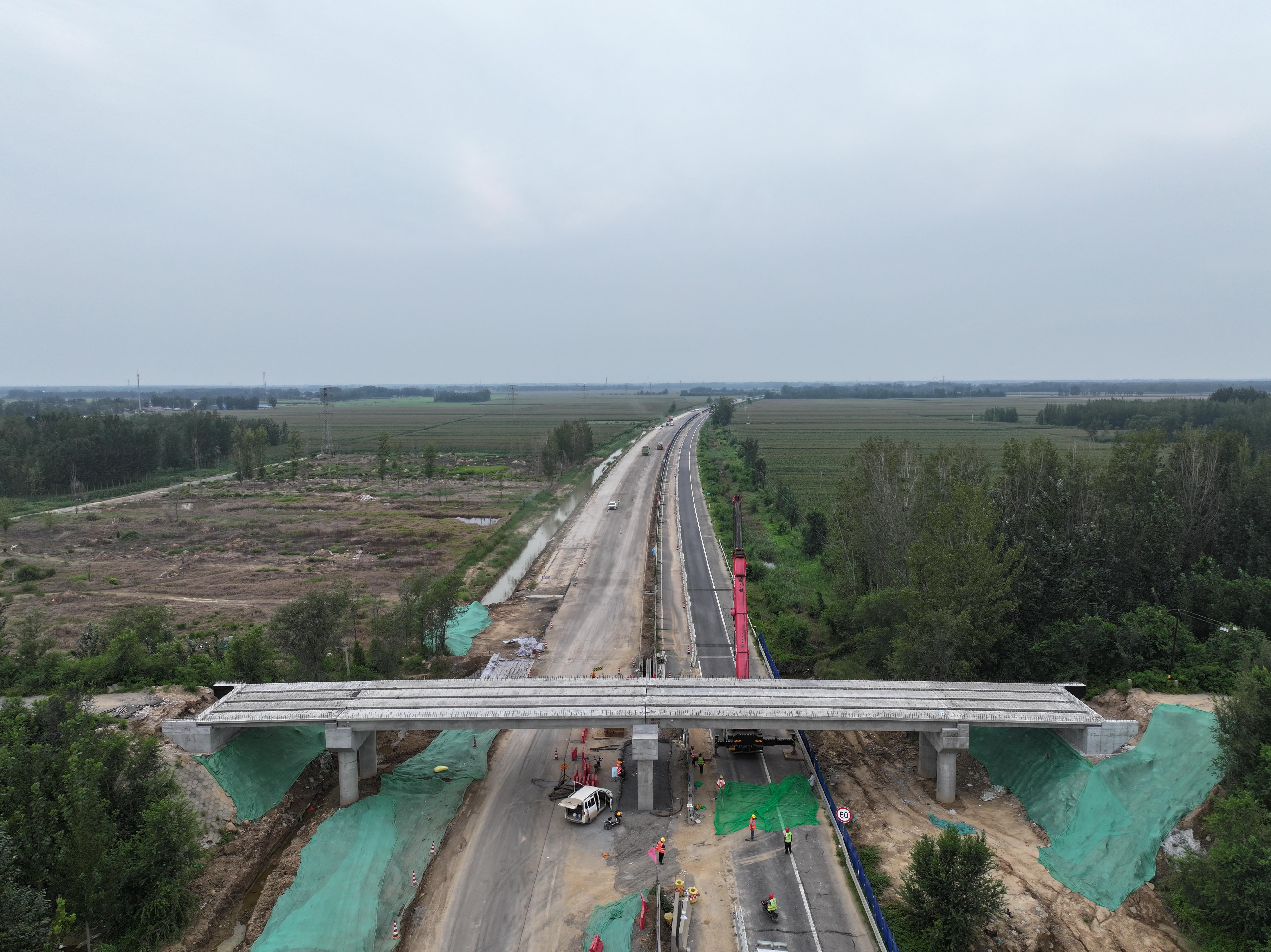 衡德高速公路改扩建工程五座跨线桥顺利完成架设