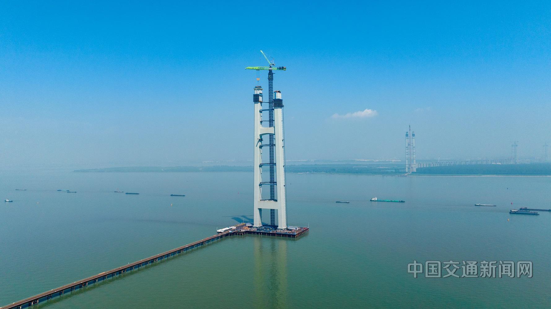 张靖皋长江大桥南航道桥南主塔T26节段钢塔吊装完成/ 张靖皋长江大桥南航道桥南主塔T26节段钢塔吊装完成