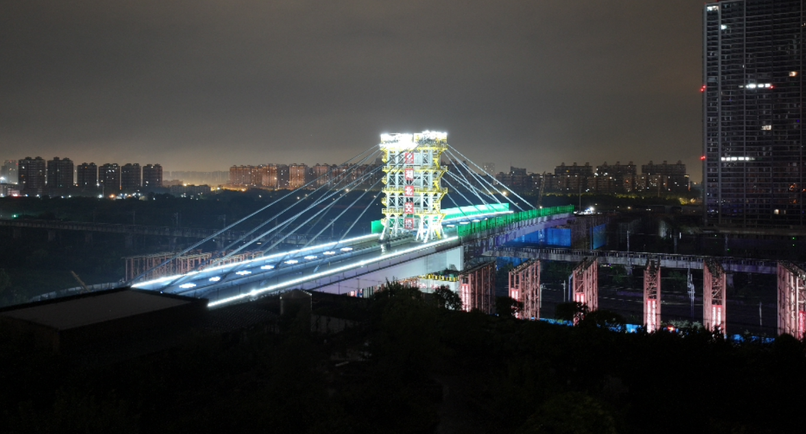 创记录!5250吨“钢铁巨龙”在汉完美“转身” 创记录!5250吨“钢铁巨龙”在汉完美“转身”