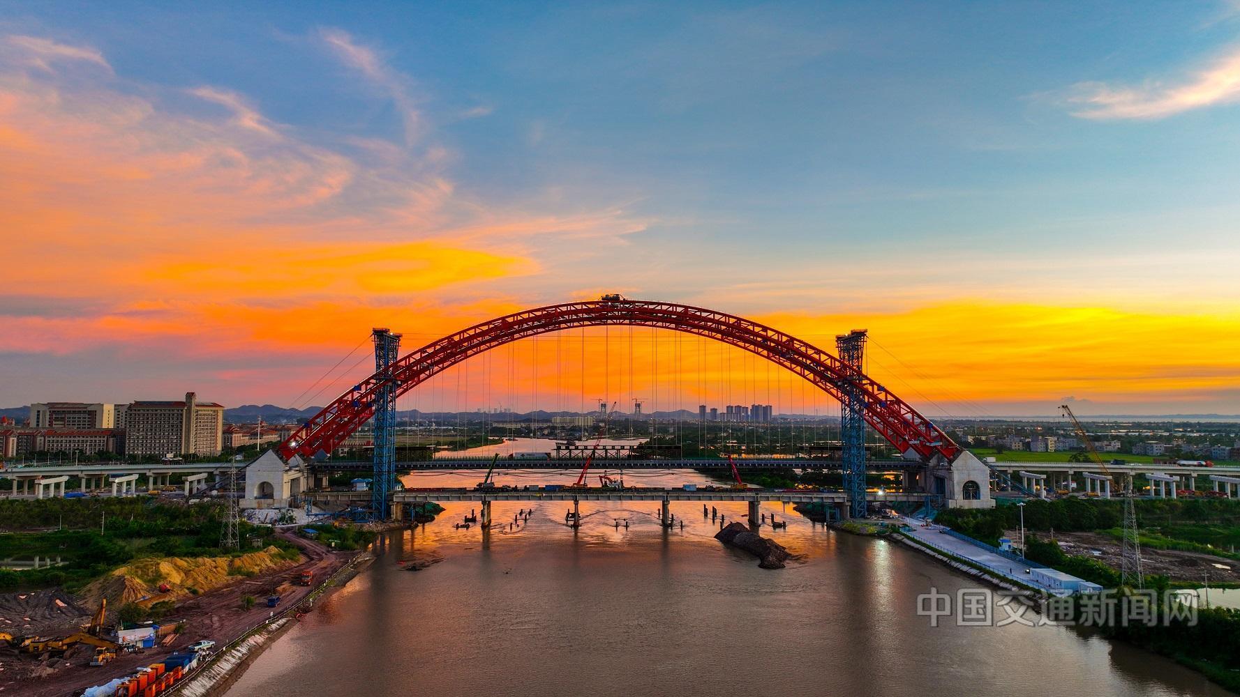 广西平陆运河兰海高速公路钦江大桥左幅拱肋主弦管完成灌注施工/ 广西平陆运河兰海高速公路钦江大桥左幅拱肋主弦管完成灌注施工