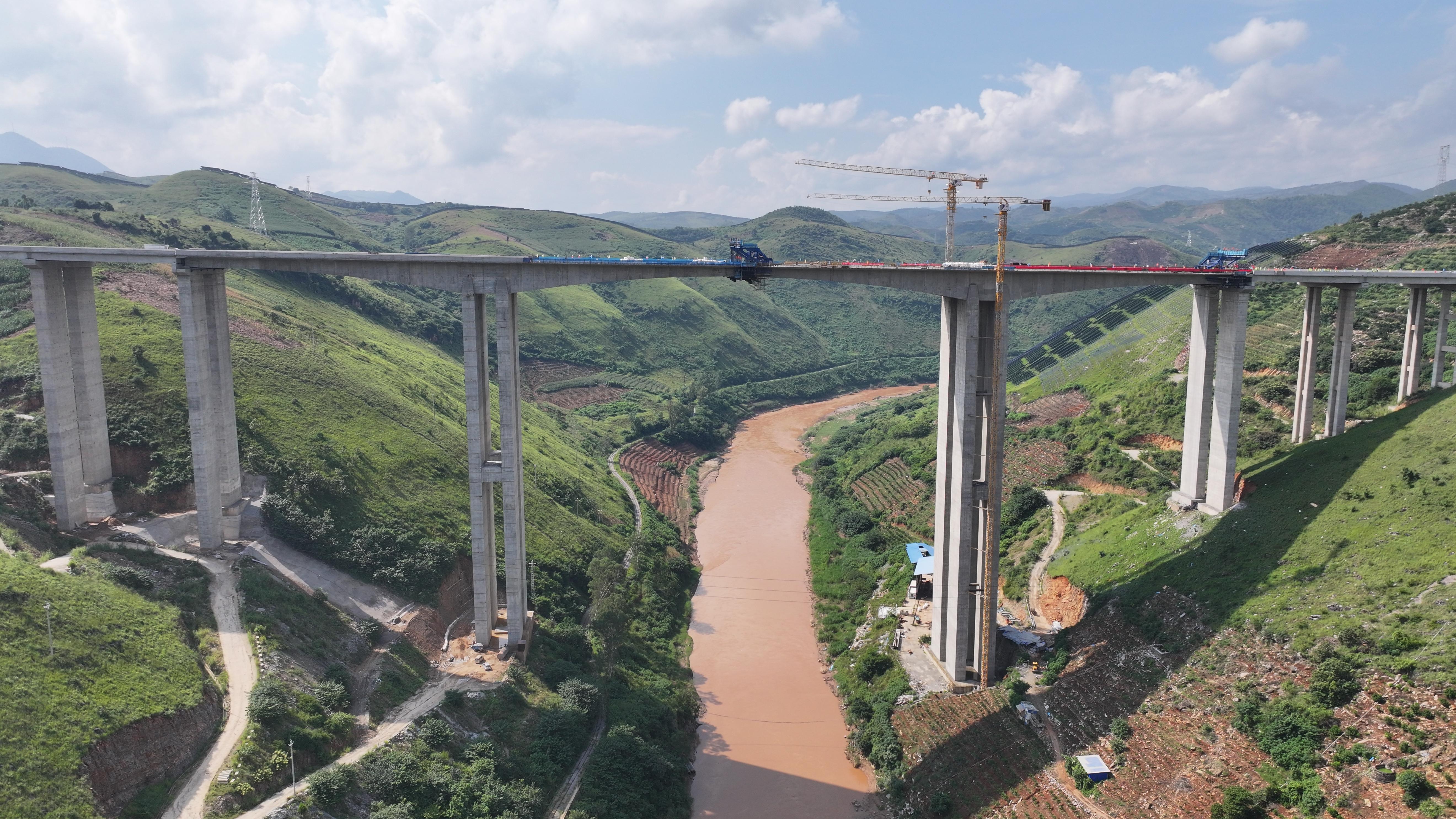 云南弥玉高速公路南盘江特大桥顺利合龙/ 云南弥玉高速公路南盘江特大桥顺利合龙