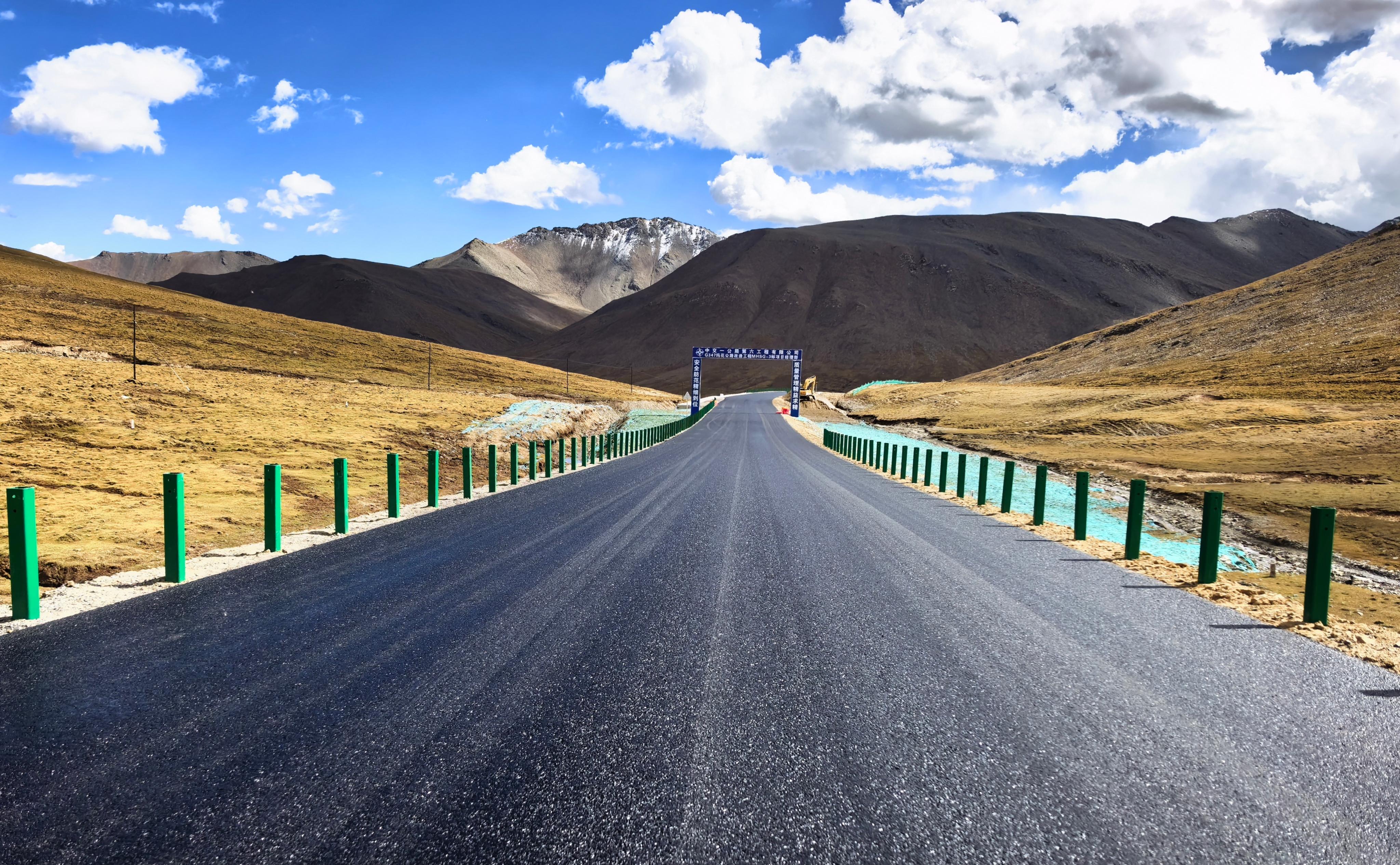 玛花项目路面工程贯通/ 玛花项目路面工程贯通