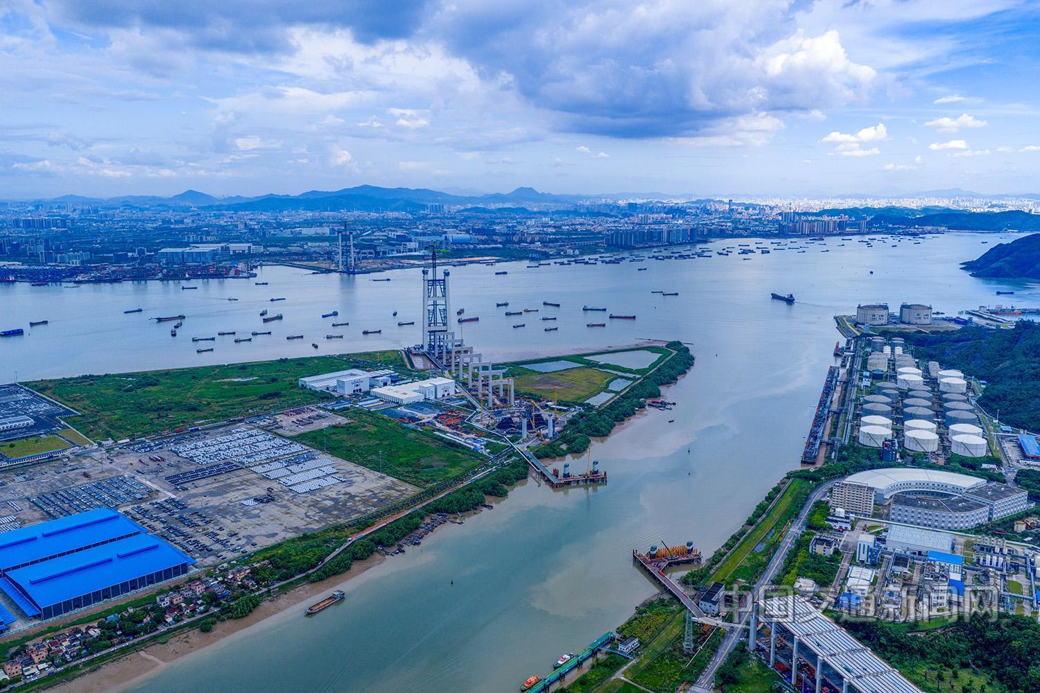 粤港澳大湾区狮子洋大桥主桥索塔建设高度突破200米/ 粤港澳大湾区狮子洋大桥主桥索塔建设高度突破200米